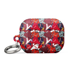 Könnte beinhalten: Ein rotes, weißes und blaues Airpods-Case mit einem Muster aus Fußballtrikots. Das Case hat einen Schlüsselanhänger.
