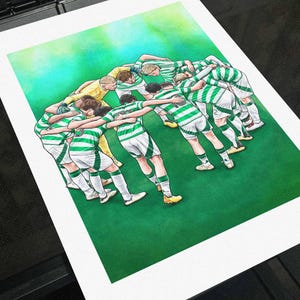 Peut inclure: Illustration d'une équipe de football en cercle. Les joueurs portent des maillots rayés verts et blancs et des shorts blancs. Le gardien de but porte un maillot jaune. Fond vert et bleu.