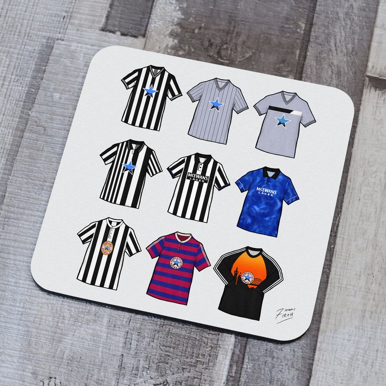Puede incluir: Un posavasos blanco con camisetas de f&uacute;tbol a rayas blancas y negras con diferentes patrocinadores y logotipos. Las camisetas representan diferentes &eacute;pocas del Newcastle United Football Club.