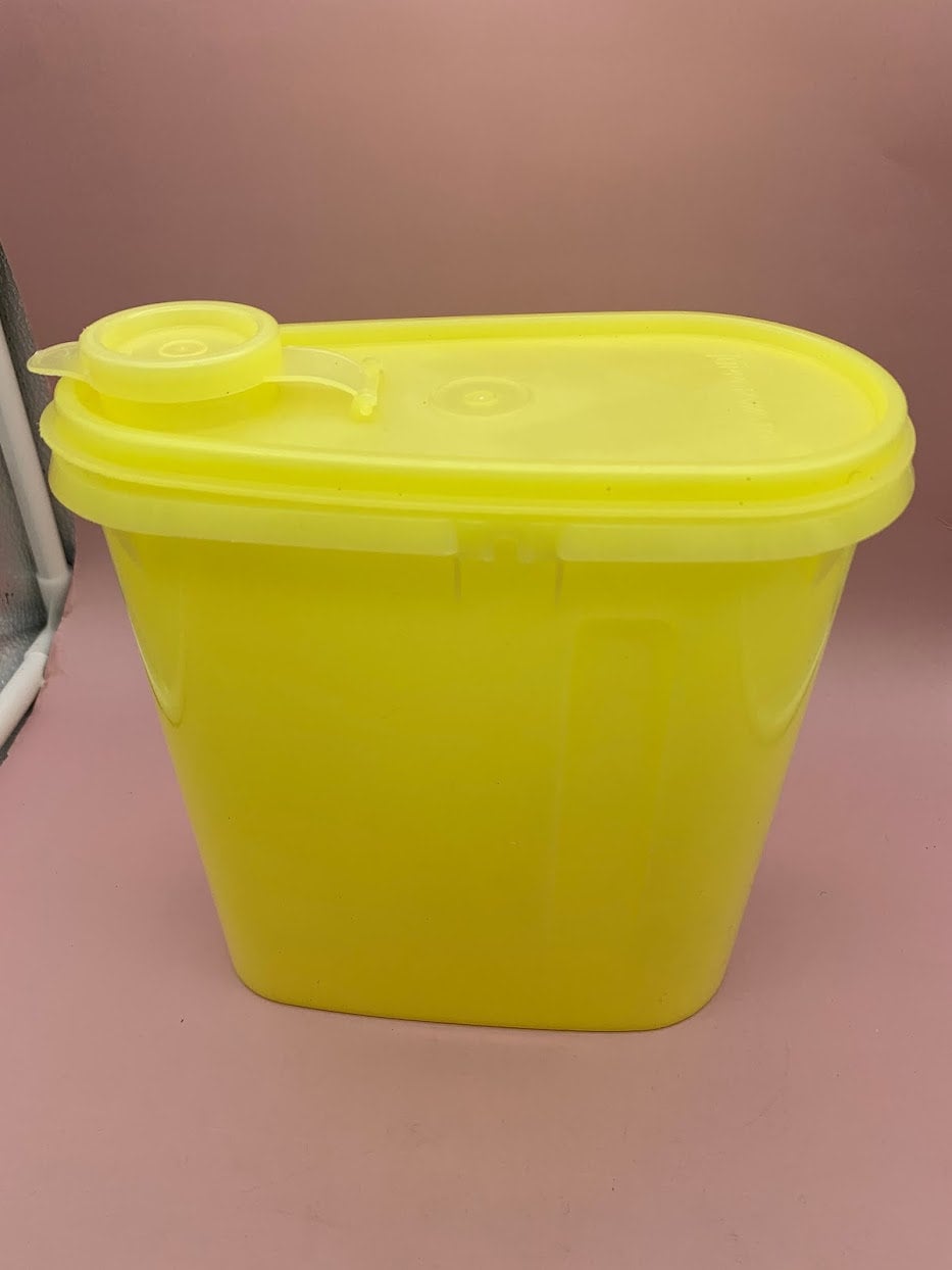 Vintage Tupperware 1 Quart Pitcher in Blue and Yellow 3412AZ