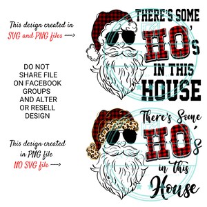 Puede incluir: Un diseño digital que presenta a un Papá Noel de dibujos animados con gafas de sol y un gorro de cuadros rojos y negros. El texto "There's Some Ho's in This House" está escrito en letras negras con un fondo de cuadros rojos y negros.