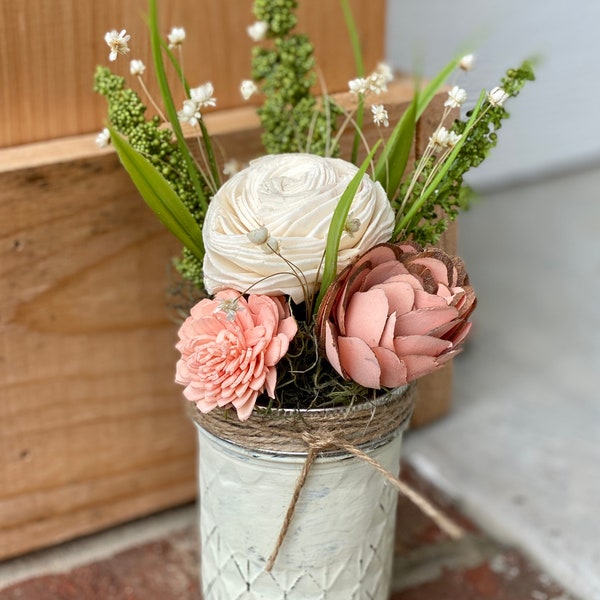 Simple arrangement floral en bois de corail dans un pot Mason peint - fausses fleurs, pot Mason personnalisé, fleurs en bois de sola