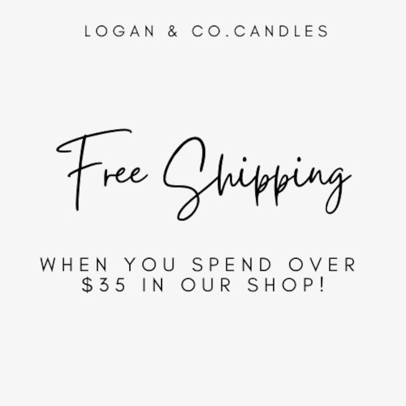 K&ouml;nnte beinhalten: Wei&szlig;er Hintergrund mit dem Text "LOGAN & CO. CANDLES" oben. Die Worte "Free Shipping" sind in einer kursiven Schrift geschrieben. Darunter steht der Text "WHEN YOU SPEND OVER 35$ IN OUR SHOP!"