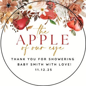 Peut inclure: Autocollant rond avec des illustrations florales et de pommes. Le texte dit "the APPLE of our eye" en script rouge et or. Le texte suppl&eacute;mentaire dit "THANK YOU FOR SHOWERING BABY SMITH WITH LOVE!" et "11.12.25".