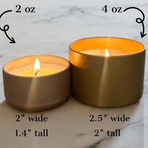 Peut inclure: Deux bougies dor&eacute;es allum&eacute;es dans des contenants m&eacute;talliques. La petite bougie mesure 5,08 cm de large et 3,56 cm de haut, tandis que la grande bougie mesure 6,35 cm de large et 5,08 cm de haut. La petite bougie est de 56,7 g, et la grande bougie est de 113,4 g.
