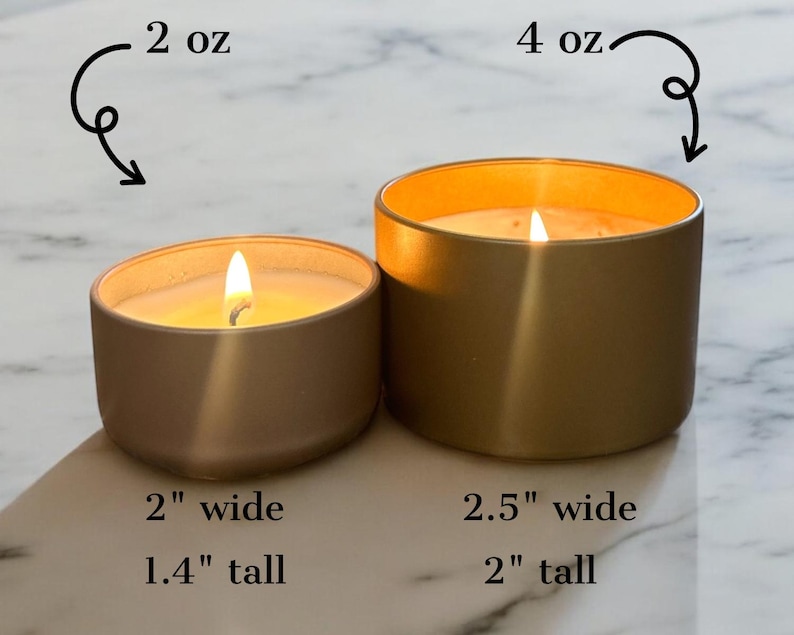 Peut inclure: Deux bougies dor&eacute;es allum&eacute;es dans des contenants m&eacute;talliques. La petite bougie mesure 5,08 cm de large et 3,56 cm de haut, tandis que la grande bougie mesure 6,35 cm de large et 5,08 cm de haut. La petite bougie est de 56,7 g, et la grande bougie est de 113,4 g.