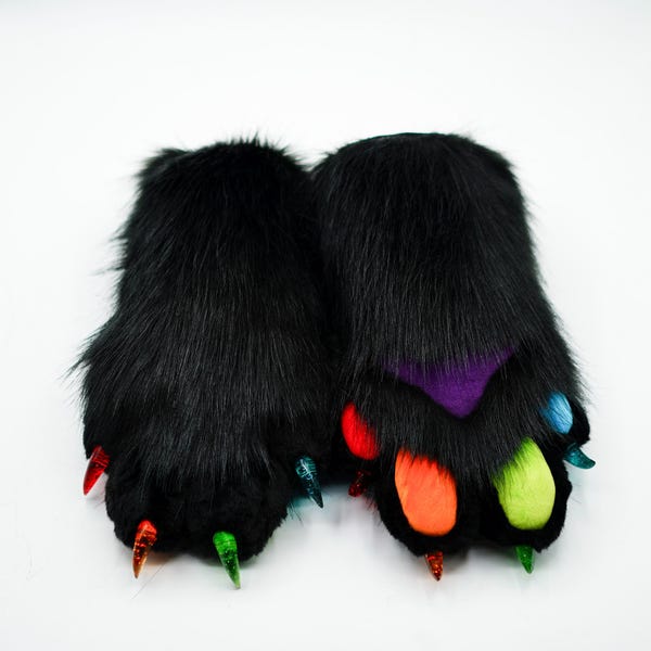 Patas peludas de colores con almohadillas y garras de arcoíris, pelaje negro/traje de piel esponjoso, accesorios de disfraz parciales, guantes peludos para cosplay y eventos temáticos.