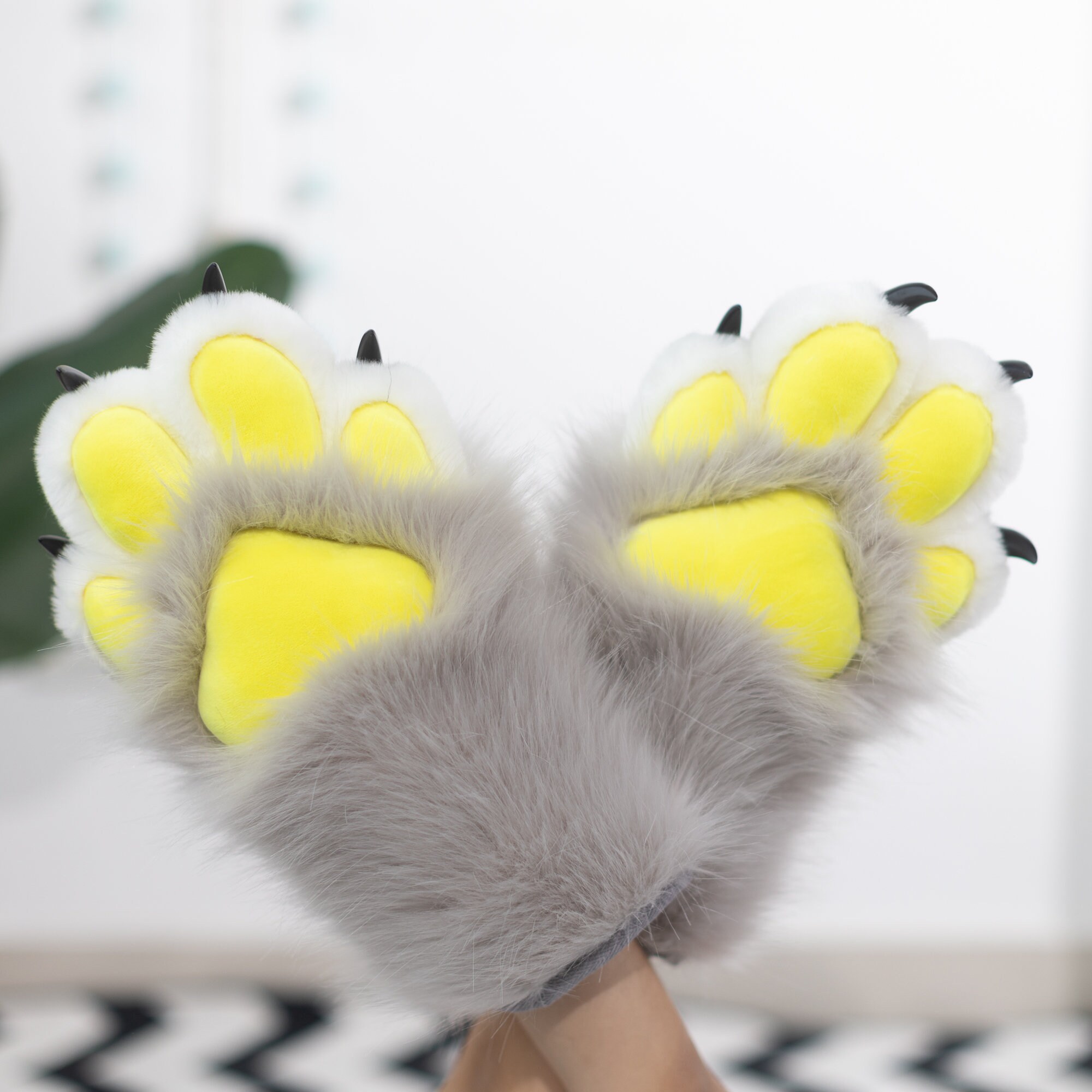 手袋 JILL BY JILLSTUART MOGU gloves fluffy dog Light Grey Puppy Paws With Yellow Meat Pad, Furry Gloves