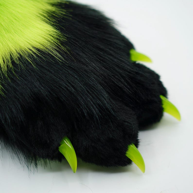 Puede incluir: Pata peluda negra y verde con garras verdes. La pata est&aacute; hecha de tela suave y afelpada y est&aacute; dise&ntilde;ada para parecer una pata de animal.