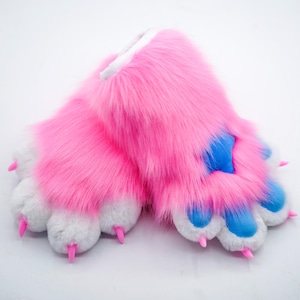 Puede incluir: Un par de patas peludas de color rosa con almohadillas azules y garras blancas. Las patas est&aacute;n hechas de tela suave y afelpada y son perfectas para agregar un toque de fantas&iacute;a a cualquier disfraz o cosplay.