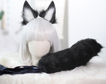 以下が含まれることがあります： 黒と白のフェイクファーの尻尾とそれに合わせた耳のヘッドバンド。ヘッドバンドは白いウィッグにつけられています。