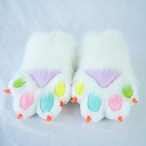 Weiße pelzige Handpfoten mit Regenbogen | Flauschige Fursuit Teil Kostümzubehör Pelzige Handschuhe für Cosplay und Themen Events