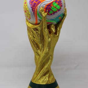 VM-troféställ Minibollsminneshållare Guldfärgad siden- och tallgrön fotbollstrofébas för minibollsminnessaker
