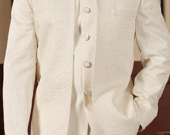 Könnte beinhalten: Ein cremefarbener Anzug mit strukturiertem Muster. Das Ensemble umfasst eine Jacke mit Stehkragen, eine Weste mit Knöpfen und eine passende Hose. Abgerundet wird das Outfit durch schwarze Lederloafers. Der Anzug ist für besondere Anlässe geeignet.