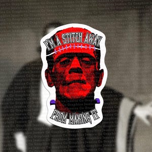 Könnte beinhalten: Ein Aufkleber mit einer rot-schwarzen Illustration von Frankensteins Monster. Der Text "I'M A STITCH AWAY FROM MAKING IT" wird in Weiß angezeigt. Der Aufkleber hat einen weißen Rand und einen verschwommenen Hintergrund.