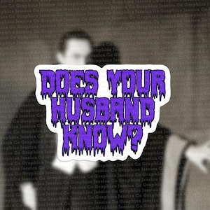Op de afbeelding: Een sticker met de vraag "DOES YOUR HUSBAND KNOW?" in paarse, druipende letters. De sticker is geplaatst over een wazige zwart-wit afbeelding van een persoon.