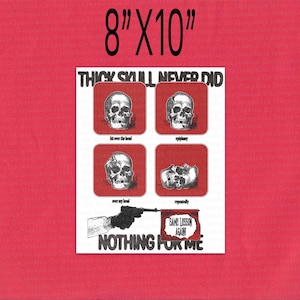 Peut inclure: Une impression de 20 cm x 25 cm sur fond rouge présente un graphisme noir et blanc. Le graphisme comprend quatre illustrations de crânes, du texte et une main tenant un pistolet. Le texte se lit "THICK SKULL NEVER DID" et "NOTHING FOR ME."