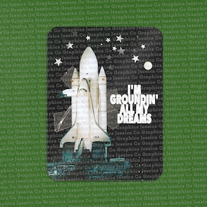 Könnte beinhalten: Ein Schwarzweißbild eines Raumschiffs mit Sternen und einem Mond im Hintergrund. Der Text "I'm Groundin' All My Dreams" befindet sich auf dem Bild.