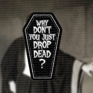 Könnte beinhalten: Ein Sarg-förmiger Aufkleber in Schwarz und Weiß mit dem Text "WHY DON'T YOU JUST DROP DEAD?" und einem Fragezeichen. Der Aufkleber hat einen weißen Rand und ist vor einem verschwommenen Hintergrund platziert.