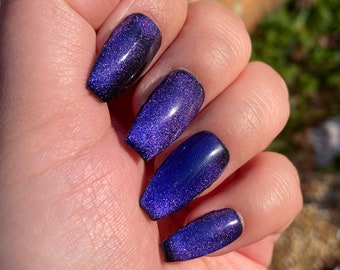 Space Blue Color Shifting Cats Eye Press On Nails - Magnetischer Katzenaugen-Polierkleber auf den Nägeln! Faszinierender Übergang von Galaxieblau zu Lila!