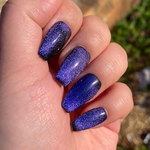 Space Blue Color Shifting Cats Eye Press On Nails - Magnetic cat eye polish glue on nails! Mesmerizing galaxy blue to purple transition!