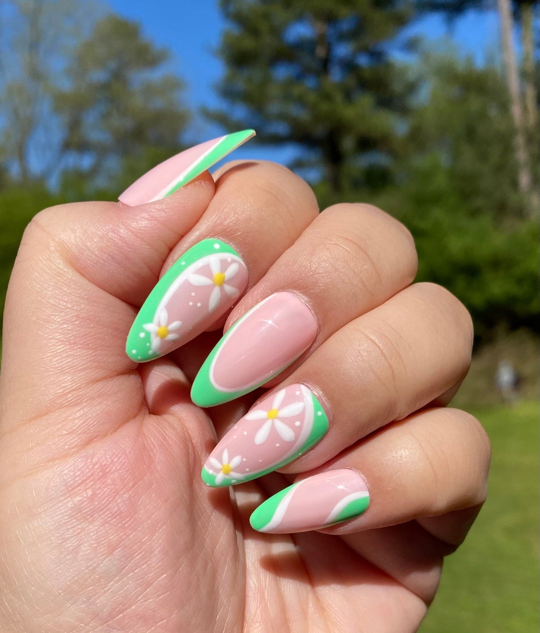 Daisy Shaped Nails Trend Spreading Fast