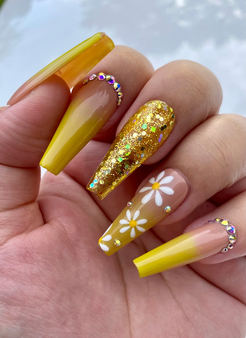 Beige to yellow ombré daisy nails-long ballerina press on nails image 4