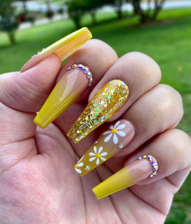 Beige to yellow ombré daisy nails-long ballerina press on nails image 3