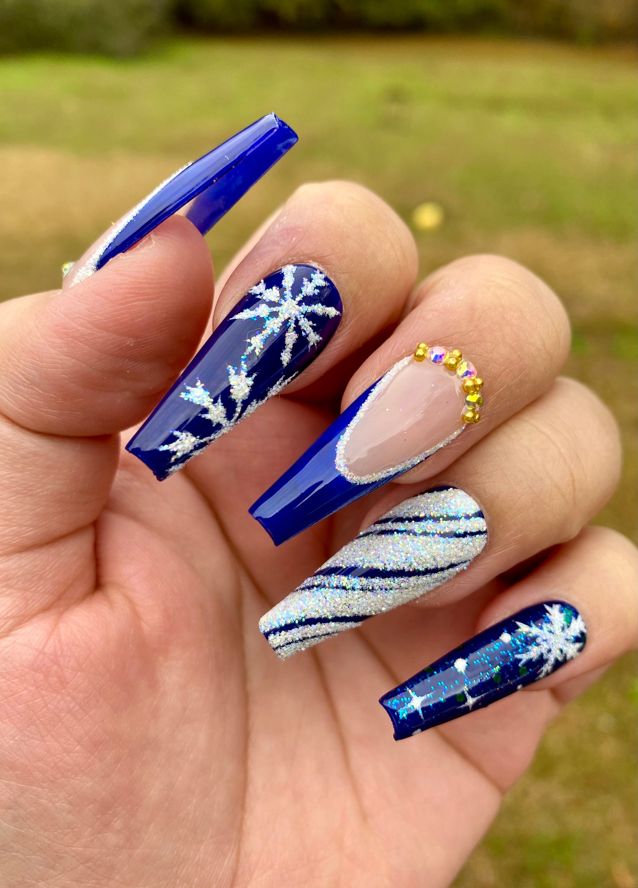 ネイビーブルーのクリスマスシュガーネイルアート、ロングバレリーナ