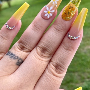 Beige to yellow ombré daisy nails-long ballerina press on nails image 2