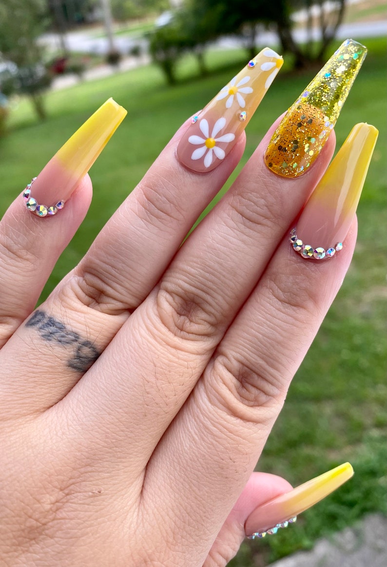 Beige to yellow ombré daisy nails-long ballerina press on nails image 2