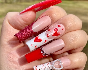 Uñas postizas rojas de San Valentín / Punta francesa con purpurina y diseño de corazón