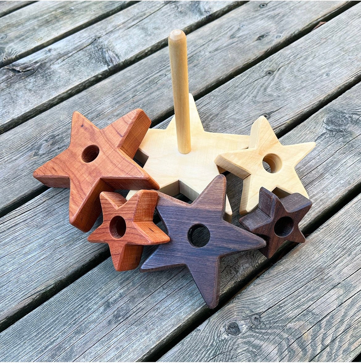 Jouet empilable en forme d’étoile / Empileur d’anneaux en bois / Jouet empilable en bois / Anneaux empilables en étoile / Jouet Montessori / Cadeau du 1er anniversaire / Nouveau bébé