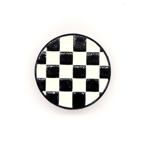 Può includere: Un bottone rotondo con un motivo a scacchiera bianco e nero.