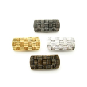 Op de afbeelding: Vier rechthoekige metalen knopen met een geruit patroon. De knopen zijn in goud, zilver, zwart en brons.