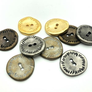 Botões vintage com 2 furos (10 unidades) - 22 mm; Dourado/Latão antigo/Prateado escuro/Latão estanhado imagem 2