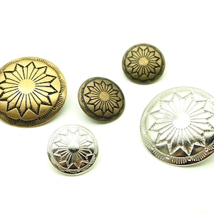 Peut inclure: Ensemble de cinq boutons métalliques avec un motif en forme d'étoile. Les boutons sont de tailles et de couleurs variées, notamment dorées et argentées. Ces boutons sont probablement décoratifs.