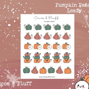 Puede incluir: Una hoja de pegatinas con ilustraciones de calabazas en tonos verdes, naranjas y marrones. Los diseños incluyen calabazas individuales, calabazas apiladas y calabazas con caras. El texto "Pumpkin Patch Leafy" y "Cocoa & Fluff" son visibles.