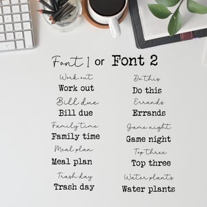 Peut inclure: Une surface blanche avec du texte comparant deux polices. Le texte comprend des phrases telles que "Work out", "Bill due", "Family time", "Meal plan" et "Trash day". Un clavier, des crayons, une tasse à café et un bloc-notes sont également visibles.