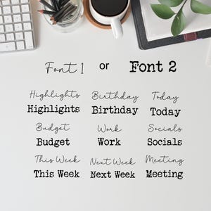 Puede incluir: Una superficie blanca con dos fuentes diferentes mostradas. El texto dice "Fuente 1 o Fuente 2" y enumera las palabras "Aspectos destacados, Cumpleaños, Hoy, Presupuesto, Trabajo, Redes sociales, Esta semana, La próxima semana, Reunión" en ambas fuentes.