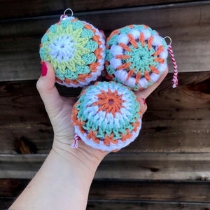 Modèle de boules au crochet Holly Jolly image 8