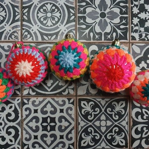 Holly Jolly Crochet Baubles Pattern image 4