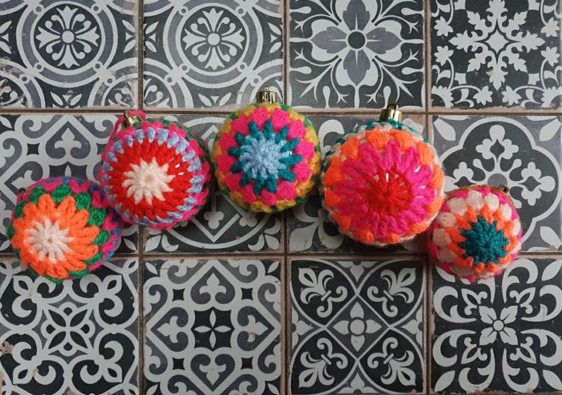 Modèle de boules au crochet Holly Jolly image 4