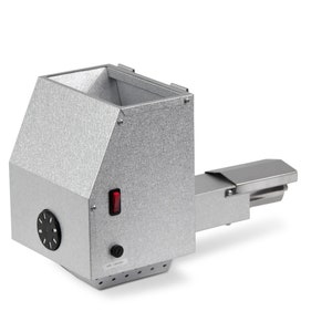 Puede incluir: Un dispensador de grano de metal plateado con un interruptor rojo y un dial negro. El dispensador tiene un pico largo y estrecho.