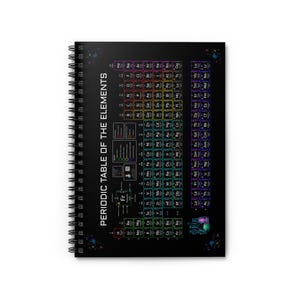 Op de afbeelding: Een zwart-wit spiraalnotitieblok met een kleurrijk periodiek systeem van de elementen gedrukt op de omslag. De titel "Periodic Table of the Elements" is in wit gedrukt aan de linkerkant van de omslag.
