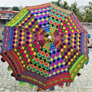 Handbroderat färgglatt geometriskt lapptäcke trädgårdsparasoll, bohemiskt parasoll för festivalbröllopsdekor vid poolen