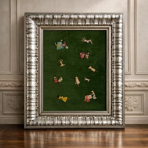 Könnte beinhalten: Ein gerahmtes Kunstwerk mit einem grünen Feld mit Miniaturfiguren von sich entspannenden Menschen. Der silberne Rahmen umgibt die Szene und erzeugt einen einzigartigen visuellen Kontrast. Das Kunstwerk wird auf einer Holzoberfläche ausgestellt.