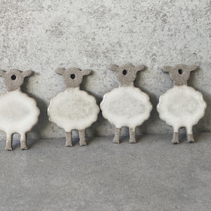 Sheep / little sheep pendant (set of 4). Four sheep made of clay / ceramic. Easter. Gift tag. Shrub pendant, height approx. 6 cm