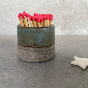 Match holder with lighting surface. Matches - storage. Ceramics. Height approx. 4 cm