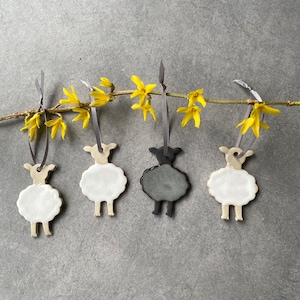 Sheep / little sheep pendant (set of 4). Four sheep made of clay / ceramic. Easter. Gift tag. Shrub pendant, height approx. 6 cm